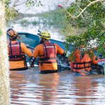 RESCATE: Defensa Civil rescata con vida 2 pescadores y recupera cuerpos de dos más fallecidos por crecida de río en El Seibo