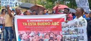 CESE DESALOJOS: Reclaman frente a Palacio Nacional comunitarios Boca Chica, La Calete y Valiente, en SD; también cumplimiento de obras prometidas