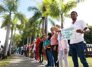 JARDIN BOTÁNICO: Forman cadena humana contra mutilación de parque para ampliar avenida República de Colombia