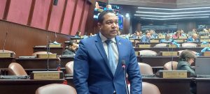 EN PEDERNALES: Se van a las calles por apagones mantienen la población en tiniebla, denuncia diputado Rafael Pérez; condena desalojos a pescadores de la localidad