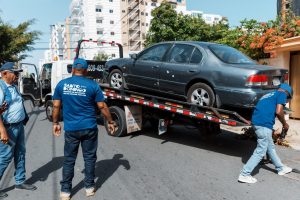 CHATARRAS: Alcaldía del DN y DIGESETT retiran chatarras y vehículos mal estacionados en Ensanche Quisqueya