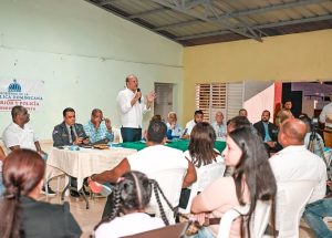 MUNICIPAL: Alcalde Ulises Rodríguez anuncia iluminación, remozamiento del multiuso y terminación de obras en Monte Adentro, Santiago
