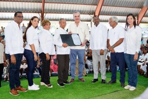 TITULACIÓN: Más de 10 mil personas de Los Guarícanos, SDN, se benefician de documentos entregados por el presidente dominicano, Luis Abinader