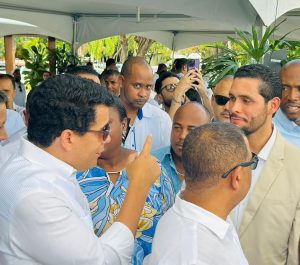 DESARROLLO TURÍSTICO: Ministro De Turismo Premia Alcalde Alexander El Hijo Del Pueblo del Distrito Municipal La Otra Banda con un camión