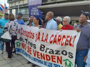 EN LOS TRES BRAZOS: Exigen al gobierno servicios fundamentales como energía eléctrica, planta tratamiento, calles, liceo y titulación para miles de familias