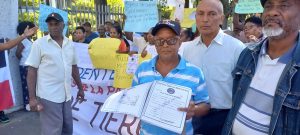 AMENAZA DE DESALOJOS: Más de 20 mil familias amenazadas de desalojos en La Pared de Haina por parte general retirado; acuden a sede IAD a reclamar títulos definitivos