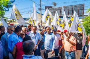 ¿AUMENTARÍAN PASAJES? Transportistas protestan en INTRANT y exigen mantener subsidio a los combustibles para evitar alza del pasaje