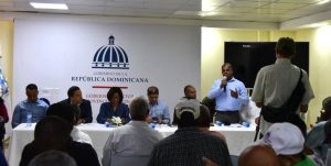 EN AUXILIO: Ministro Agricultura lleva soluciones a productores afectados por Melissa en provincia Monte Plata