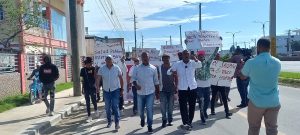 EN BOCA CHICA: Comunitarios marchan por mejores servicios de salud en el hospital municipal; dicen adolescente perdió criatura por mala práctica médica y pretendían cobrarle
