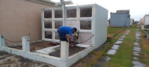 FIELES DIFUNTOS: Cientos acuden a cementerios a recordar seres queridos en Día de Fieles Difuntos; cementerios del Distrito Nacional más limpios, Cristo Salvador tumbas entre malezas y calles en mal estado