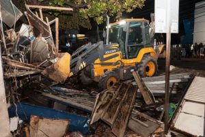 RECUPERAN ESPACIOS PÚBLICOS: Alcaldía desaloja casetas y buhoneros de aceras en avenida Máximo Gómez con Nicolás de Ovando