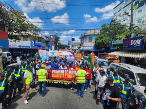 DÍA INTERNACIONAL DEL TRABAJO !Marchan hacia el Palacio Nacional: Proclaman inaceptable eliminar cesantía del Código de Trabajo, dicen no a minería en cordilleras de República Dominicana