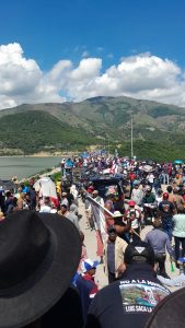 AGRESIÓN EN MARCHA: Tres policías y un capitán del Ejército resultan heridos tras agresión a pedradas en protesta en San Juan de la Maguana