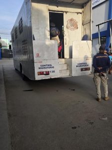 DGM informó detención de dos colaboradores traficando 22 haitianos irregulares:
