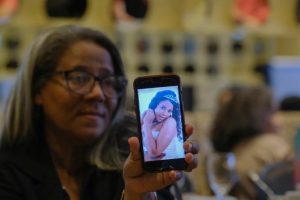 EL ABORTO: Madre de adolescente embarazada con cáncer que falleció desafía la estricta prohibición del aborto en República Dominicana