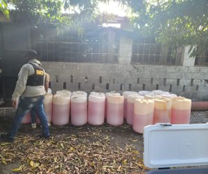 GOLPE AL NARCOTRÀFICO: Aprensan en finca de Banì, Repùblica Dominicana, tres hombres con equipos, vehìculos, garrafones, motocicletas y armas