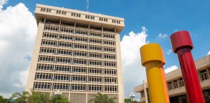 ¿ABUSO PARA UN PAÍS POBRE? Más de 50 funcionarios del Banco Central ganan más que el presidente de la República Dominicana, Luis Abinader