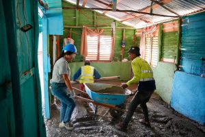 !CEMENTO POR TIERRA! Empresas cementeras invierten más de RD$38 millones para sustituir pisos de tierra por pisos de cemento en hogares vulnerables