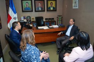 !CASO RARO EN POLÍTICA DOMINICANA! El presidente de Efemérides Patrias, Juan Pablo Uribe, recibe la visita de Johnny Pujols, secretario General del PLD