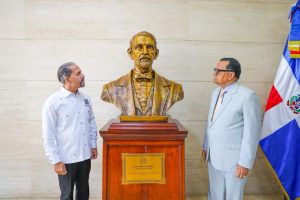 EFEMERIDES PATRIAS: Dona busto de Juan Pablo Duarte a la Biblioteca Nacional Pedro Henríquez Ureña