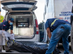 !MUERTO DENTRO DE UN CAMIÓN! Reportan hallazgo de cuerpo de dominicano en estado de descomposición en camión averiado en parqueo trasero de sede principal de Migración