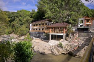 !ATENTAN CONTRA RÍO! Medio Ambiente interviene complejo de edificaciones ilegales en Jarabacoa; cinco estructuras serán entregadas en decomiso