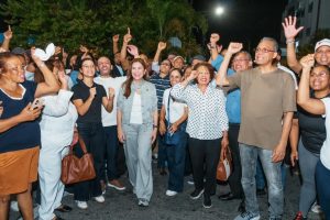 !ILUMINANDO LA CIUDAD DE SD! Carolina Mejía fortalece la seguridad en 20 sectores de los kilómetros de la Independencia con la iluminación de 77 calles