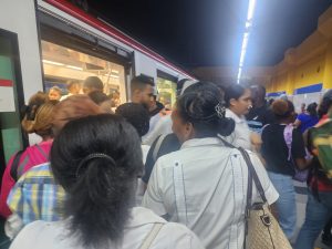 !EL METRO VUELVA A FALLAR EN HORA PICO! Miles de usuarios quedan varados por falla eléctrica que inrterrumbe el servicio en varias estaciones de la Línea 2
