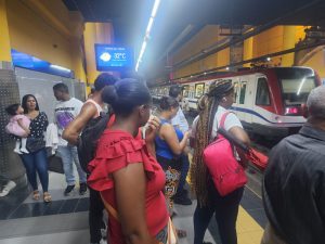 ¿QUE PASA CON EL METRO DE SANTO DOMINGO? Falla por segunda vez esta semana; hasta el mediodía de este viernes retrasos eran de entre 20 y 10 minutos en las frecuencias de trenes en linea 2