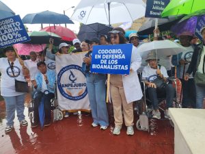 !BIONALISTAS DESAFÍAN LLUVIAS ! Se plantan frente a Palacio Nacional a exigir 100% en pensiones, aumento salarial e incentivos