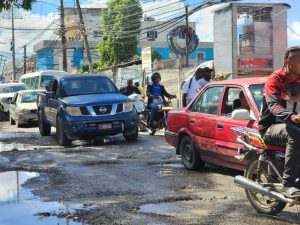 !CARRETERA VILLA MELLA PUNTA! Es una odisea el transito vehicular y peatonal por la vía, hoyos, zanjas y colummas del Metro la convierten en un infierno