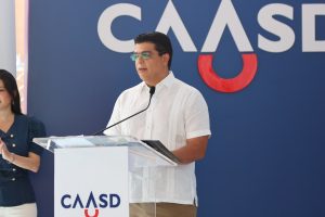 !CONTROLE EL AGUA! Fellito Suberví llama frenar desperdicio agua y reafirma compromiso de CAASD con corrección fugas y averías